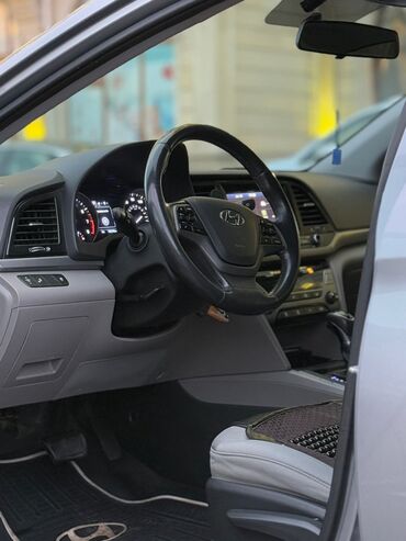 hundai zapcast: Hyundai Elantra: 2 l | 2016 il Sedan