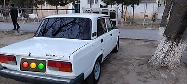 VAZ (LADA): LADA 2107 – ağ rəngli sedan Xüsusiyyətlər: - Korpus: 4 qapılı sedan — 2