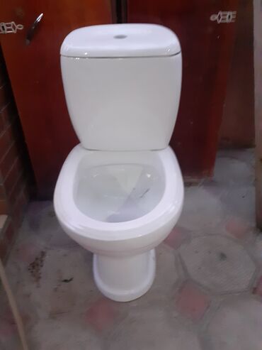 hamam esyalari: Ağ rəngdə olan bu farfor unitaz müasir hamam otaqları üçün ideal