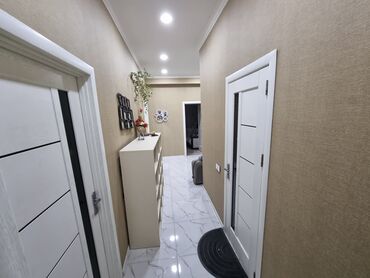 Uzunmüddətli kirayə mənzillər: Çoxmərtəbəli yaşayış kompleksində yerləşən mənzil təqdim olunur. - — 2