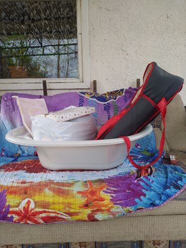 обувь для купания: Продаю новую ванночку,б/у переноску,б/у 2 пакета вещей и обуви с 1
