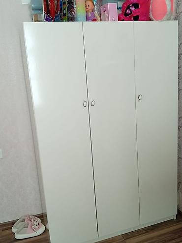 usaq mebel desti: Ağ rəngli uşaq/yeniyetmə otağı üçün mebel dəsti Tərkibi: - 3 qapılı — 2