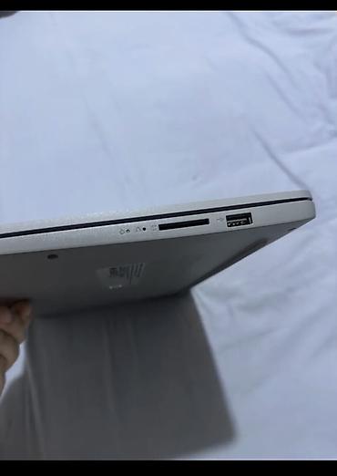 komputer prosesor: Lenovo noutbuk – gümüşü korpus, tam ölçülü klaviatura və iri touchpad — 3