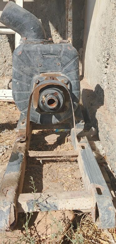 Avtoservis avadanlıqları: Gövdə, boltla bərkidilən yuxarı çıxış borusu (təxminən 45° bucaqla). -