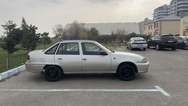 Daewoo: Daewoo Nexia sedanı - Kuzov: 4 qapılı sedan, açıq gümüş rəng - Nömrə — 3