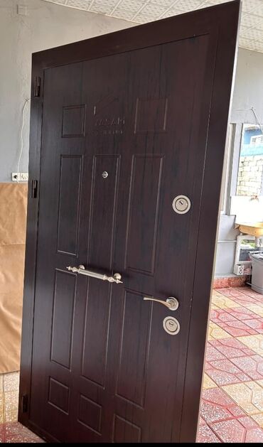 Plitələr və bişirmə panelləri: Seyf qapı satılır. Qiymet 300 azn.Matirial Demirle MDF