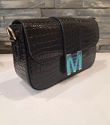 jaragar watch: Ženska crossbody torba sa metalnim slovom “M”zlatne boje. -Kompaktna — 6
