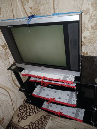 televizor lcd: Televizor və altlıq