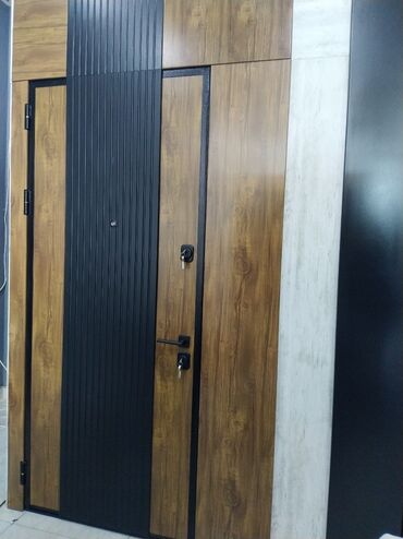 taxta qapilarin renglenmesi: Taxta teksturalı və qara rəngli elementlərlə dizayn edilmiş möhkəm