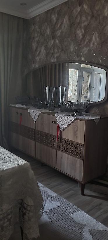 şkaflar ucuz: Qonaq otağı üçün taxta bufet və böyük güzgü dəsti - Material: ağac — 1