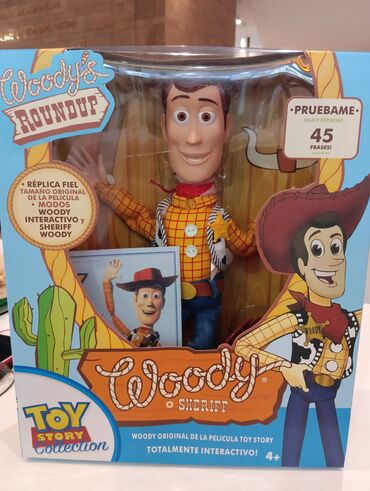 Oyuncaqlar: Orijinal "Toy Story" filmindən Woody kuklası. Bu interaktiv oyuncaq