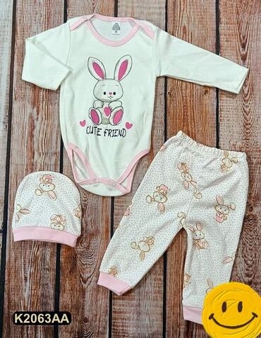 Kompleti: Veličina 62 68 74 Cena 950 din Tri kompleta cena 2000 din Slanje — 7