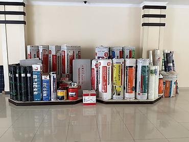 Tikinti və izolyasiya materialları çeşidi təqdim olunur. Şəkillərdə