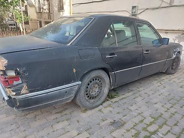 мерседес панорама: Mercedes-Benz E‑Class W124 sedan (təxminən 1985–1995 istehsalı). Qara — 7