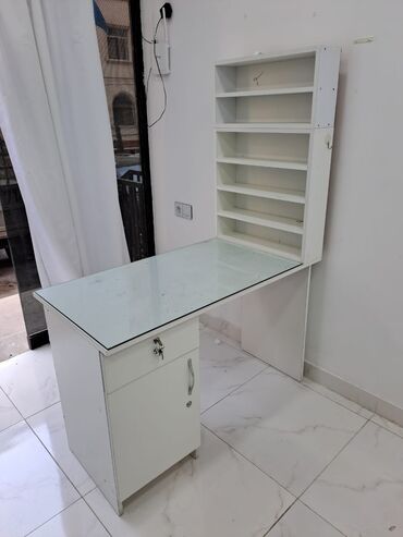 Salon masaları: Manikür masası satılır 130₼. Üzərində 10luq şüşəsi var. Heç bir