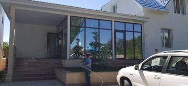 дом праекти: Просторный дом с большой террасой и панорамным остеклением, что