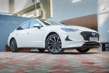 maşın üzlükləri: Ağ rəngli Hyundai Sonata sedan avtomobili. Bu geniş salonlu avtomobil