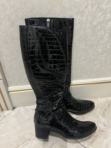 qadın çəkmələri: Qara rəngli dizə qədər qadın çəkmələri - Material: parıldayan laklı