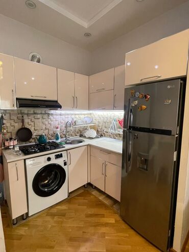 продам кухонный гарнитур бу: Mətbəx mebeli Ölçülər 1.80 sm sol tərəf 2 metr sağ tərəf- 290 manat