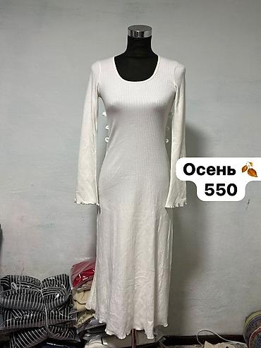 Кофты, свитеры: Женская одежда 1) Джемпер молочного цвета с длинными рукавами и — 48