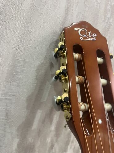 Akustik gitaralar: Klassik/akustik gitara – cutaway (yuxarı deşikli) korpuslu model — 6