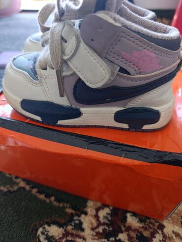 связи с переездом: Детские кроссовки, размер 22. Характеристики: - Тип: высокие