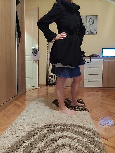 Kaputi: Ženski crni kaput sa pojasom i krupnim dugmadima - Model: kraći — 2