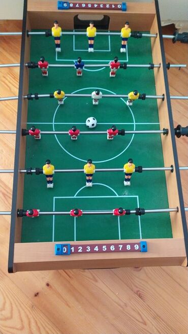 w11 футбол: Taxta korpuslu və yaşıl oyun səthli stolüstü futbol oyunu. Oyun, hər