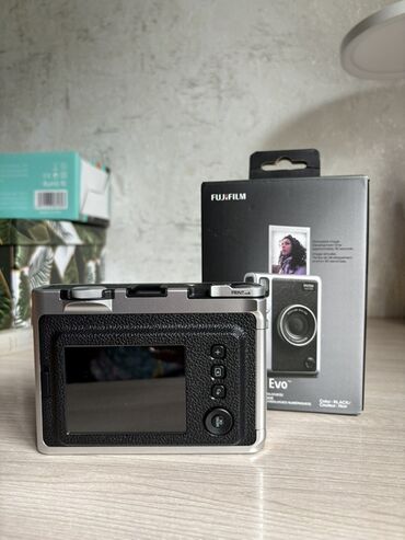 электрическая роликовая пилка: Фотокамера моментальной печати Fujifilm Instax Evo в серебристо-черном