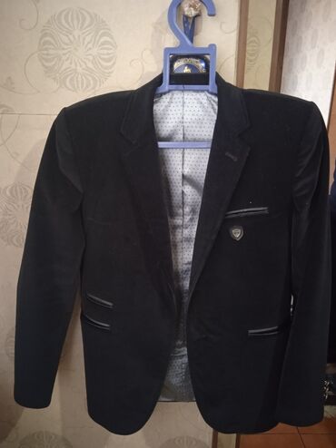 продаю пиджак: Костюм S (EU 36), M (EU 38), цвет - Черный