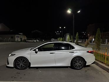 byd e3: Toyota Camry: 2023 г., 2.5 л, Автомат, Бензин, Седан — 2