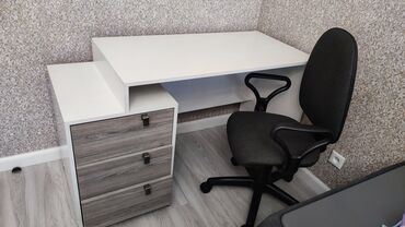 письменные столы: Офисный Стол, цвет - Белый, Б/у