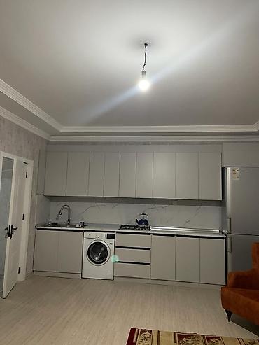 asma tava: Mənzildə geniş eyvan və şəhər panoraması olan sanitar qovşağı - — 7