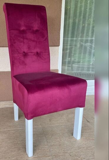 decija soba za devojcice: Elegantna stolica presvučena plišom u boji. Dizajnirana je sa visokim