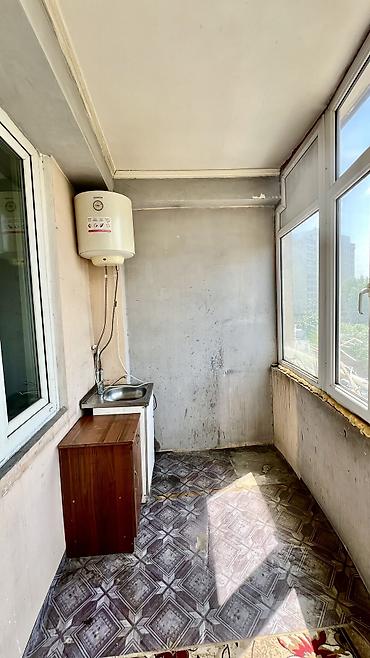 сразу: 1 комната, 42 м², Ошский мкр., Элитка, 3 этаж, Старый ремонт — 4