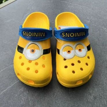 зальники сороконожки: 1. Кроксы детские. Crocs. 1700 сом. 2. Шлепки - машинки. 600 сом. 3
