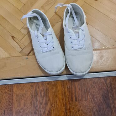 Kompleti: Dva ženska komada odeće – majica i pantalone. Majica: - Kratki rukavi — 10