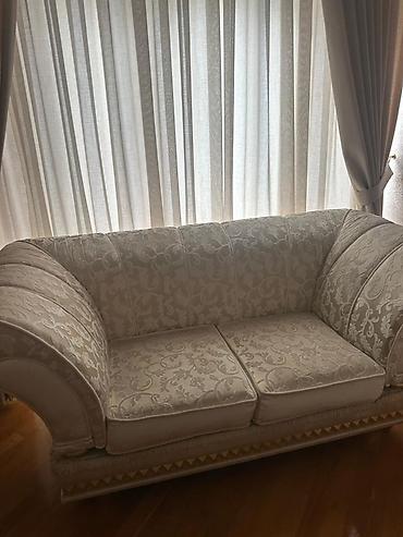 Klassik üslubda iki nəfərlik divan - Rəng: açıq bej/krem - İtaliya lalafo.az -da Klassik üslubda iki nəfərlik divan - Rəng: açıq bej/krem - İtaliya