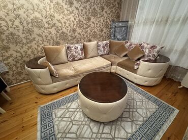 столы и стулья для кухни: Künc divan və jurnalni stol bir hissəsində batıq var