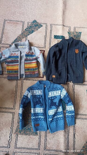 теплая зимняя кофта: Продаю свитера на мальчика возраст от 4-8 лет б/у цена от 150 сом