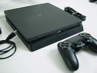 PS4 (Sony Playstation 4): U ponudi je Sony PlayStation 4.
Konzola je najnoviji SLIM model — 2