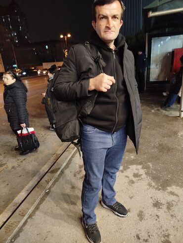 Mavi rəngli, düz kəsimli kişilər üçün cins şalvar. Bu cins şalvarlar