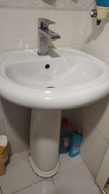 asbaz formasi: Keramik ayaqlı hamam lavabosu və kvadrat formalı təkqollu qarışdırıcı — 1