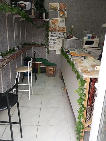 Qida məhsulları: Kiçik fast-food köşəsi – təzə hazırlanan un məmulatları və isti — 1