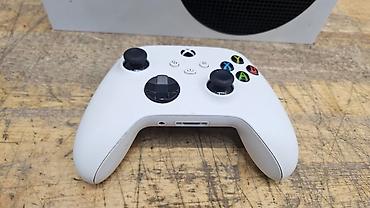 xbox seri s: Xbox Series S oyun konsolu dəsti. Dəstə daxil olanlar: - Xbox Series — 2