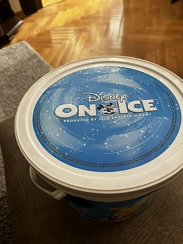 puf: 2 Disney On Ice plastična kanta sa poklopcem i ručkom. Cena je za — 2