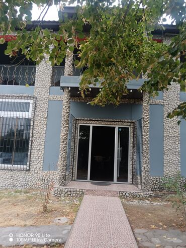 Boşqablar: Pub təzə açılmışdır afisant xanım axtarılır