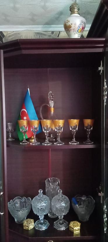 döşəmə materialları: Şüşə və büllur dəstlər – vitrinlik kolleksiya Tərkib: - Qızılı — 3