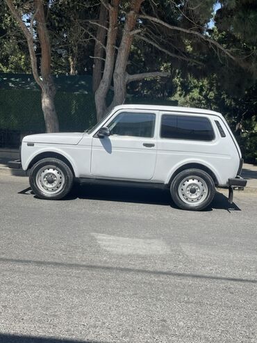 niva 4 qapi: VAZ (LADA) 4x4 Niva: 1.7 l | 2007 il Ofrouder/SUV