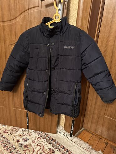 Почти новая куртка на мальчика 6-8 лет
